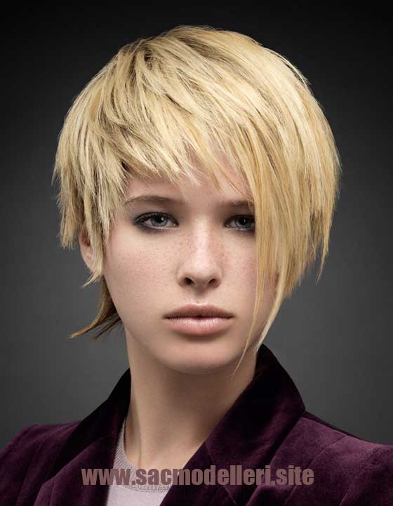 Sarı Asimetrik Kısa Saç Modeli